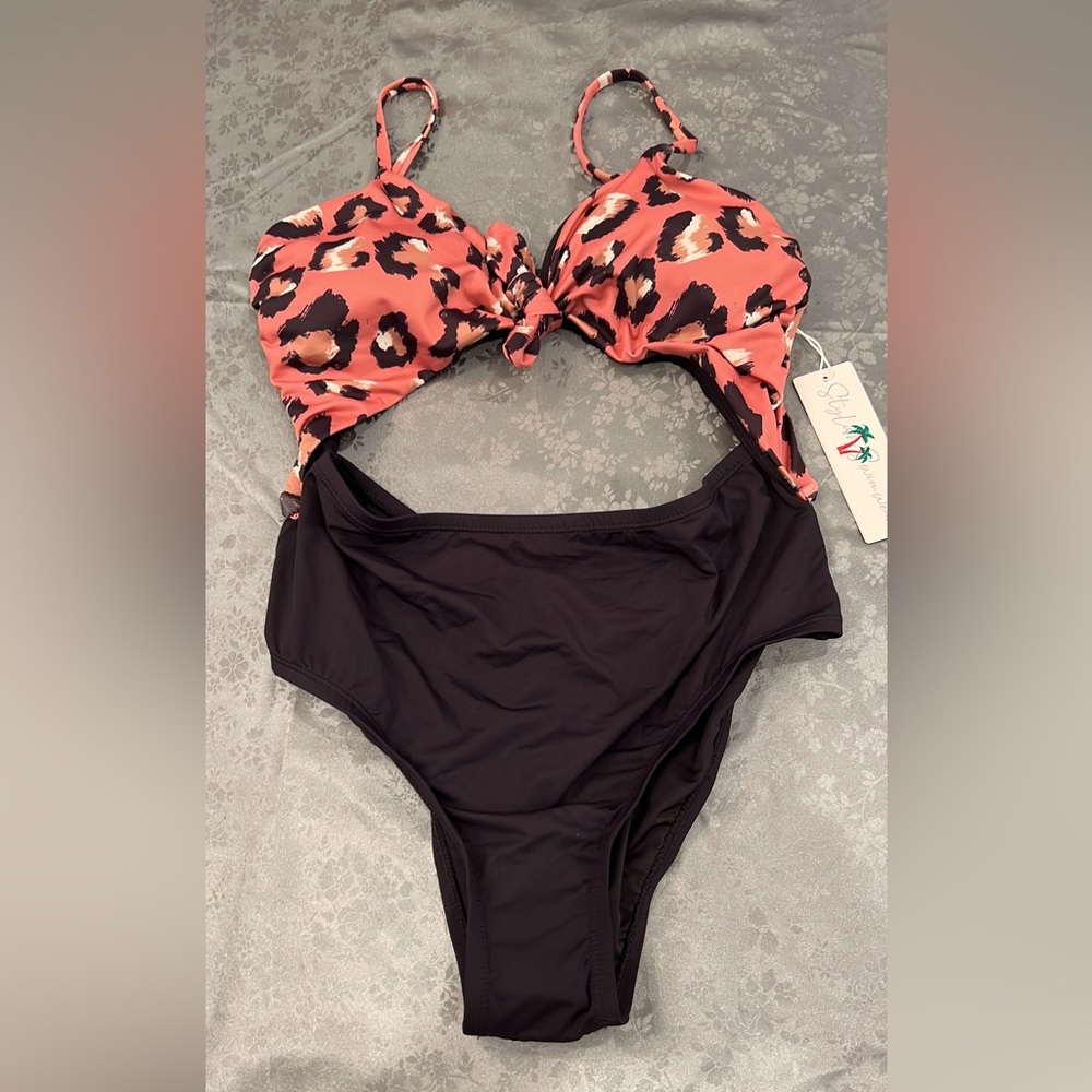 Stylish swimwear cutout one piece NWT and liner size L